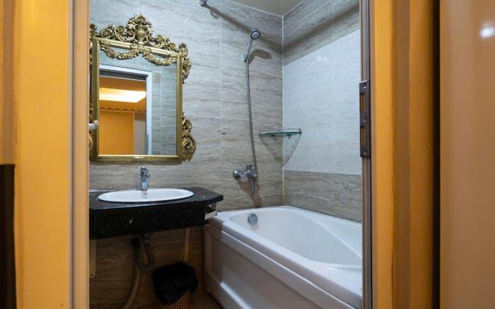Crown Bui Vien Hotel