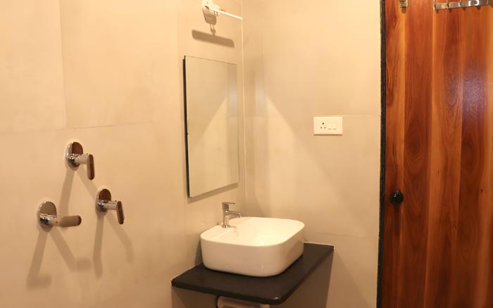 Pushpa Inn, Assagao