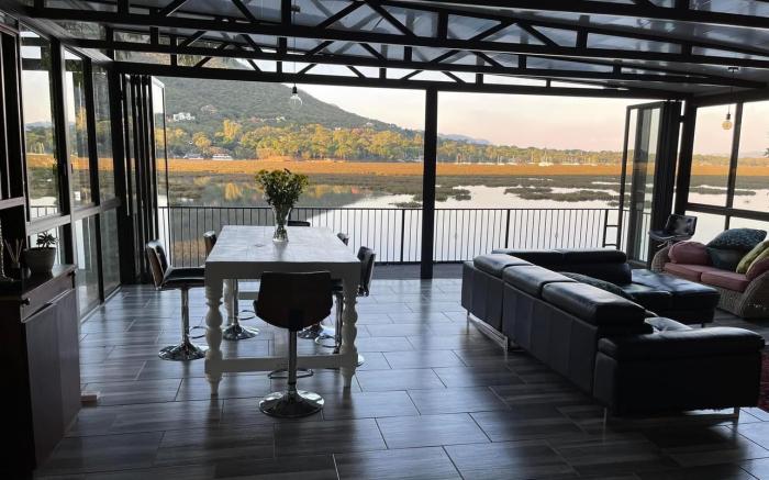 Sun Room (Studio) on the edge of the Harties dam.