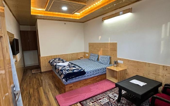 Vizvei Kufri Cozy Room with Mountain View