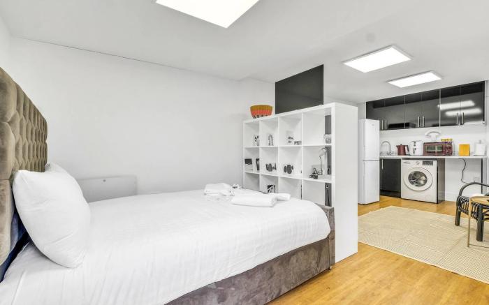 Studio, Wembley Stadium, West End, PARKING, Pets