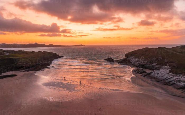 Cozy Newquay Lodge with Private Hot Tub, Fir Pit Table and 3 bedrooms, Sleeps 9