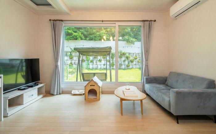 Pocheo Welcome Paw and Meow Pet Pension