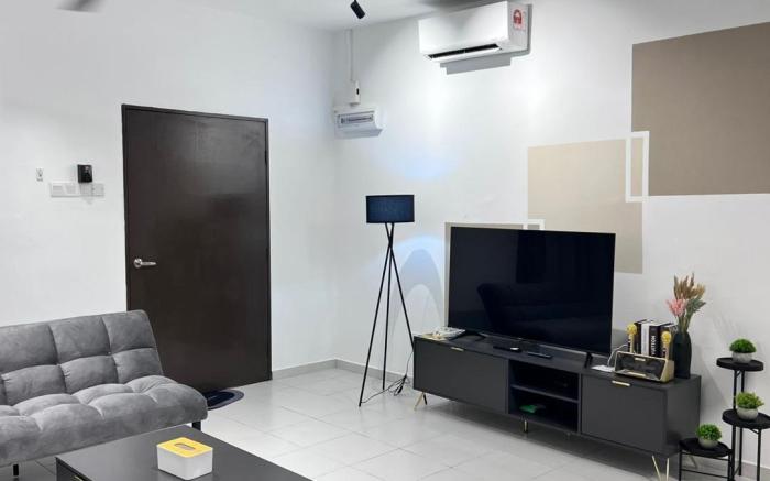 Senai 14pax The Joyous Home Pooltable Airport JPO