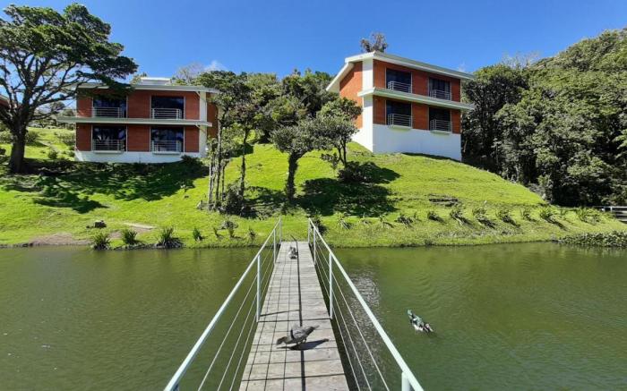 Burbi Lake Lodge Monteverde