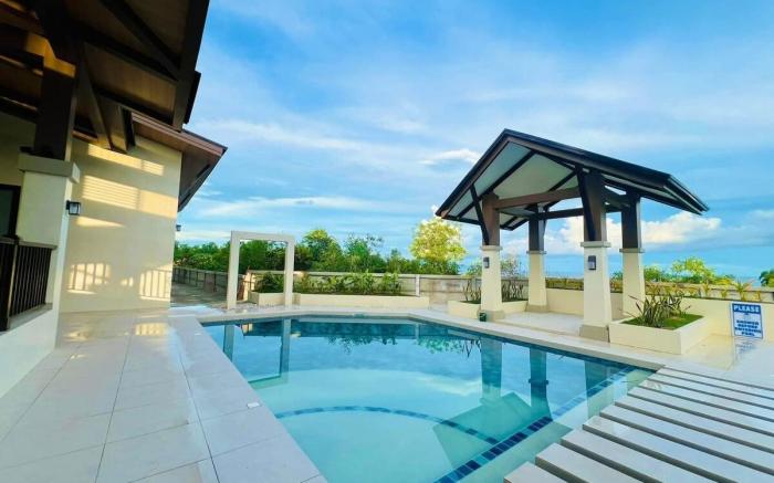 1-Bedroom Condo with Balcony