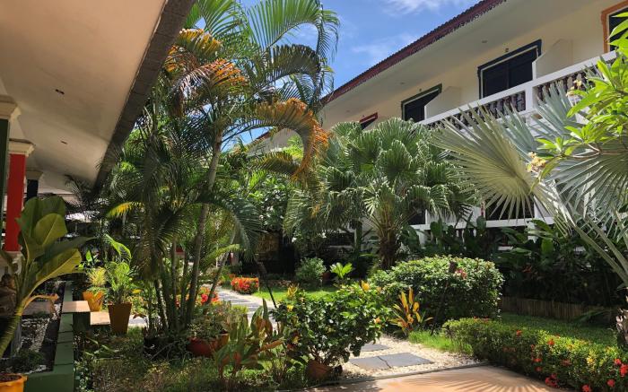 Tropical Palm Resort.