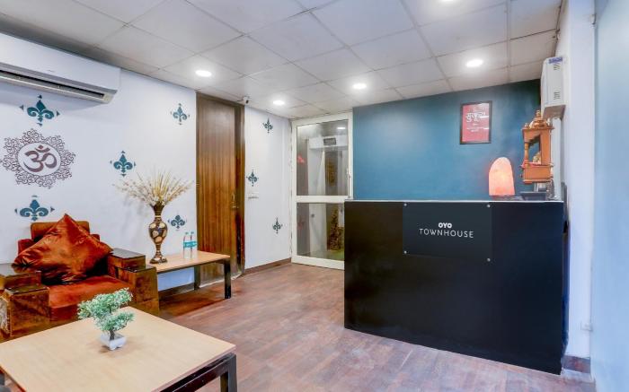 Super OYO Townhouse Anmol Residency Near Saket Metro Delhi