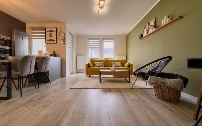 Urban quiet area w/Parking+Balcony+King bed