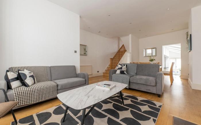 Fulham Spacious & Luxe House w/ Parking & Garden