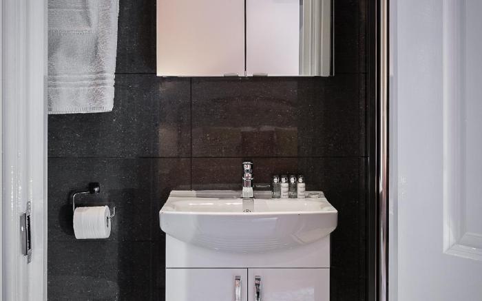 Designer 1-bedroom in Kensington