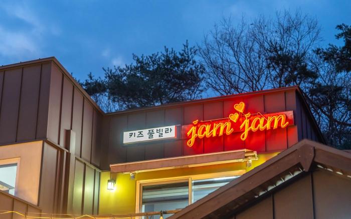 Gyeongju JamJam Kids Pool Villa Pension