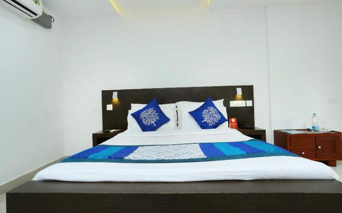 OYO 9932 Hotel Half Moon Residency