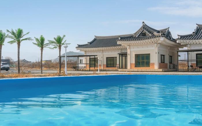 Gyeongju Poseokjeong Hanok Pool Villa