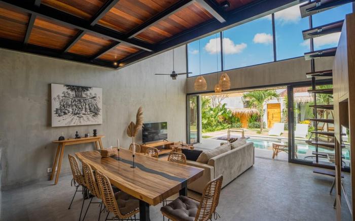 Tropical Palms Villa - 4BR Villa in Kerobokan