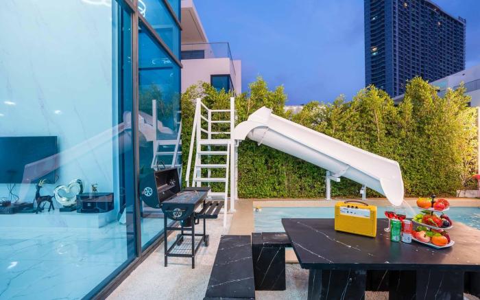 Funny Time Pool Villa