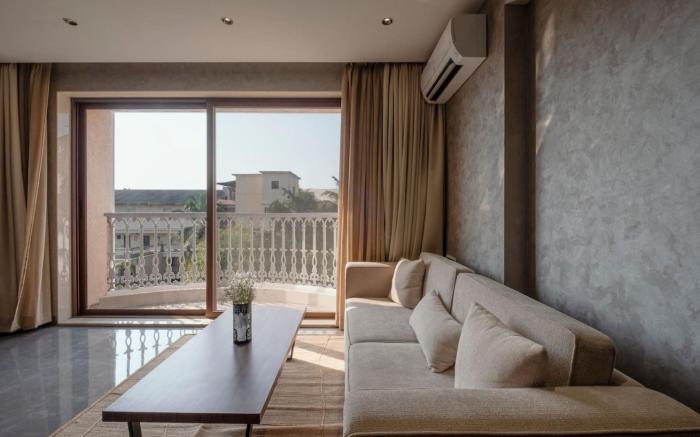 Modern 1BR with Pool, 5min drive to Candolim Beach