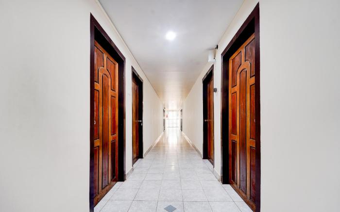 Super Hotel O Pathanamthitta Near Mahatma Gandhi Statue