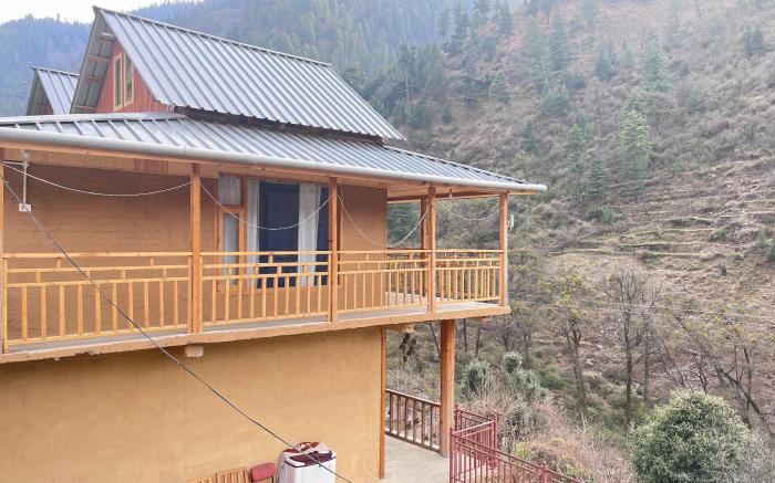 Rustic River View Cottage Tirthan by Homeyhuts