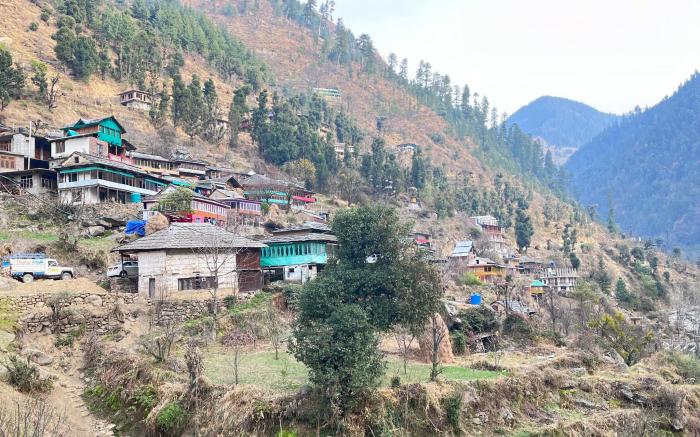 Rustic River View Cottage Tirthan by Homeyhuts