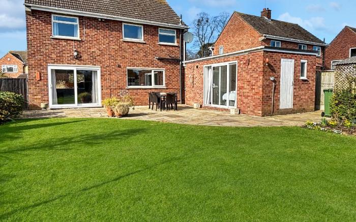 Sleeps 7 Large 4 bed house Bottesford Village