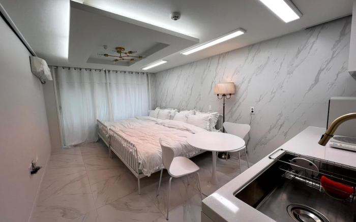 Cozy Quadruple Room. 209 for 6, 120"Home Theater