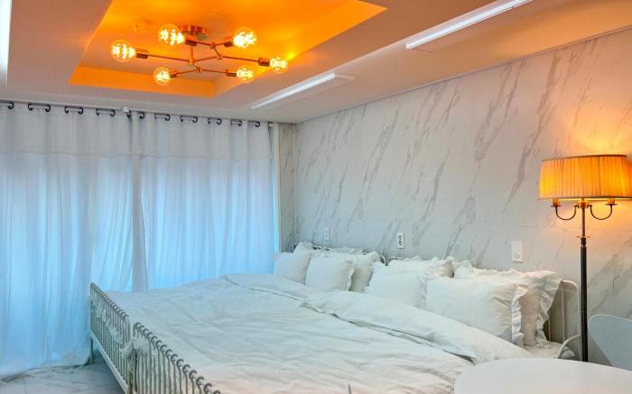 Cozy Quadruple Room. 209 for 6, 120"Home Theater
