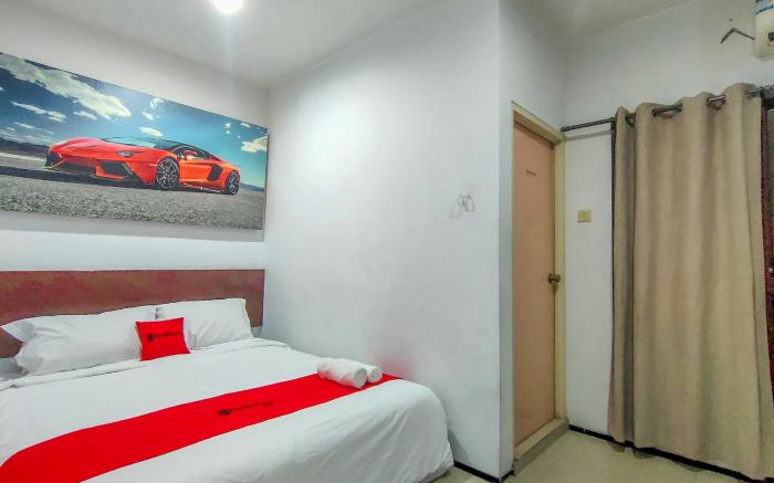 RedDoorz Padang Pasir near Petra University Surabaya