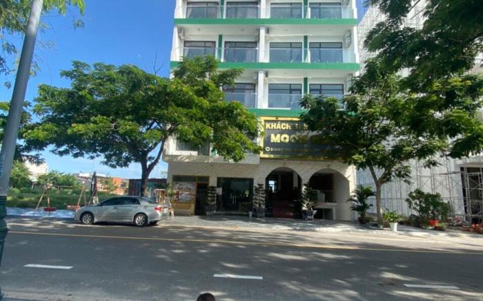 MOON HOTEL