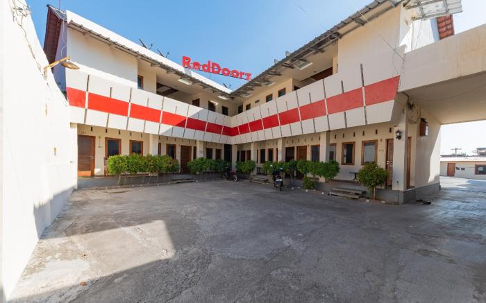 RedDoorz near Pasar Pagi 2 by Cassana