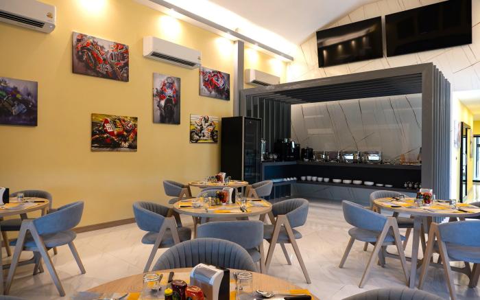 BOX BOX Hotel and Sports Restaurant