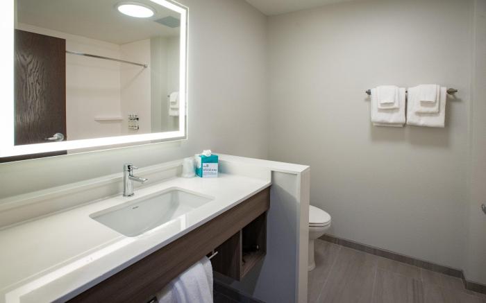 Holiday Inn Express & Suites Pensacola Airport North – I-10 By IHG