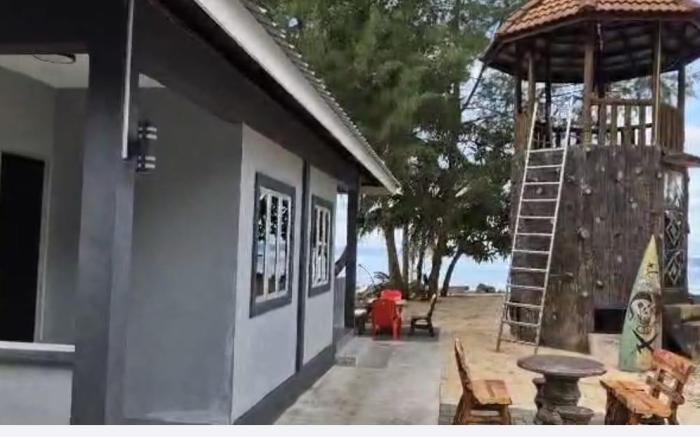 RIVER SIDE CHALET TIOMAN