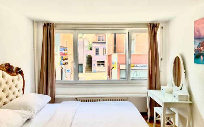 Modern and Bright 2BDR Apt - City Center