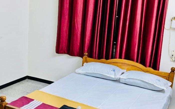 SAN3 - Spacious 1 Bed with Dining Table/Fridge