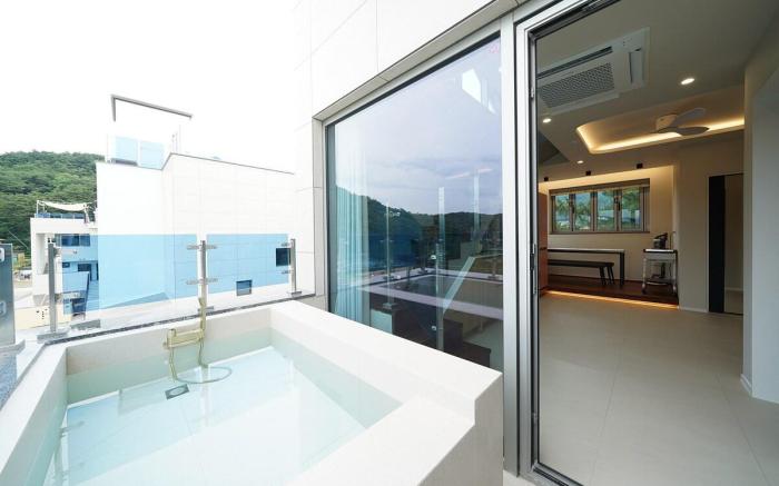 Duplex Rooftop Pool & Jacuzzi_B301