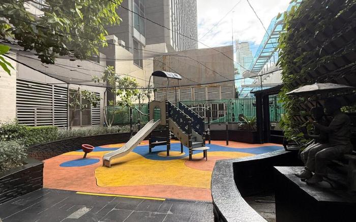 Sky-High Studio w/Netflix, Sunset View, & Disney+