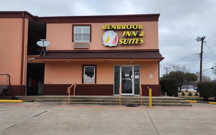 OYO Benbrook Inn & Suites
