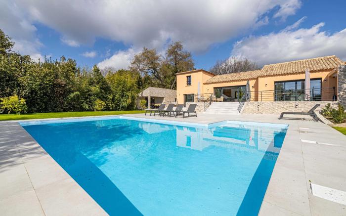 Modern Villa with Heated Pool and Garden 