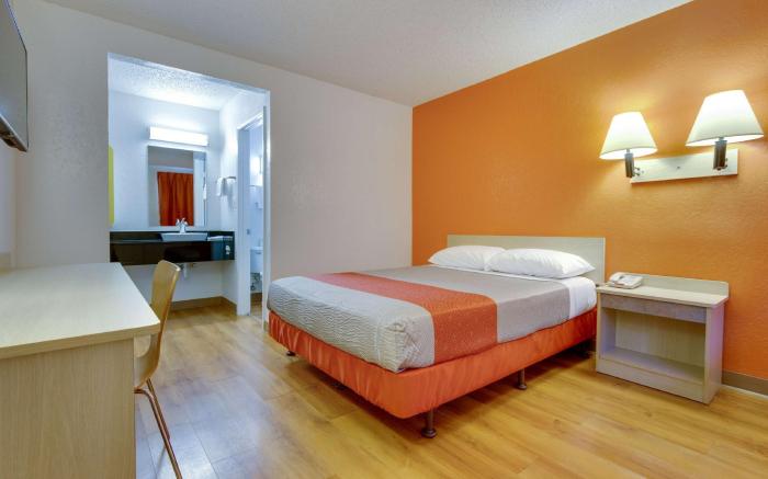 Motel 6 Baraboo, WI - Lake Delton