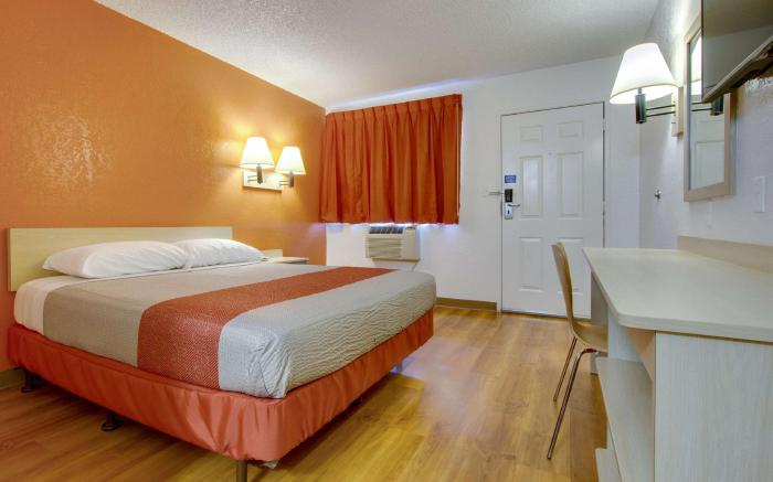 Motel 6 Baraboo, WI - Lake Delton