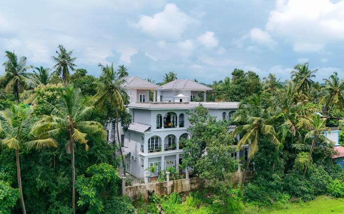 Luxury 4BHK Villa with Pvt Pool Near Candolim Beach