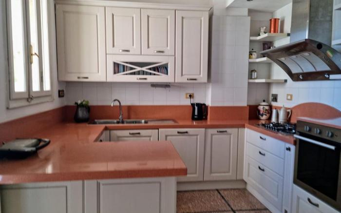 Large queen size bedroom