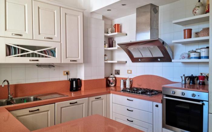 Large queen size bedroom