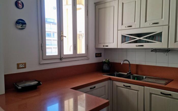 Large queen size bedroom