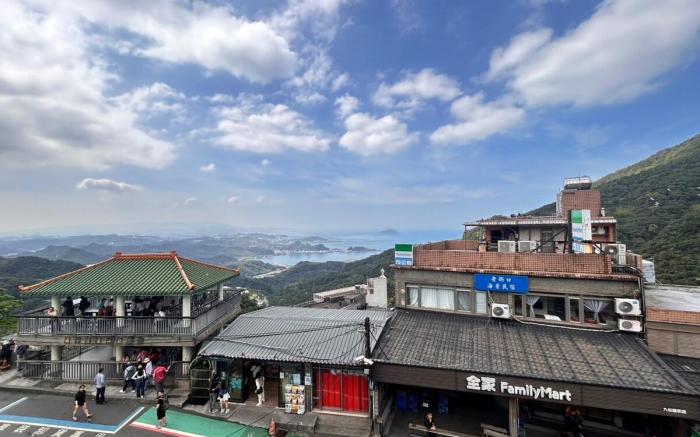 Jiufen閣樓四人房老街口民宿(全家超商旁、公車站步行1分鐘）