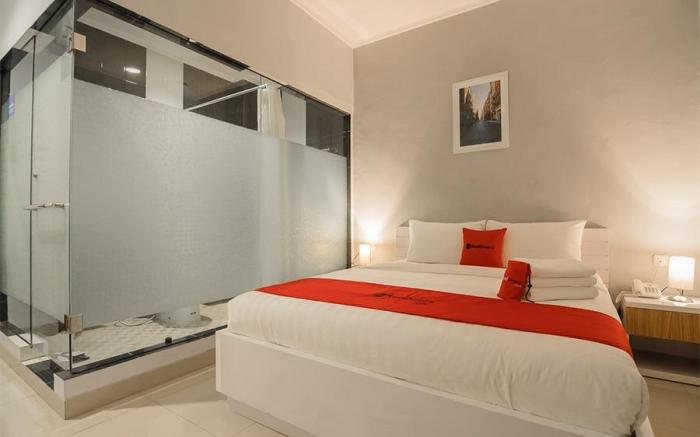 RedDoorz Plus near Soekarno Hatta Airport 2