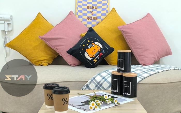 Meridin Sovo Couple Stylish Studio Netflix BySTAY