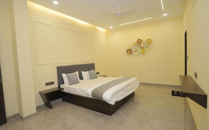 Golden Glow - Luxury 1BHK Penthouse with Bathtub