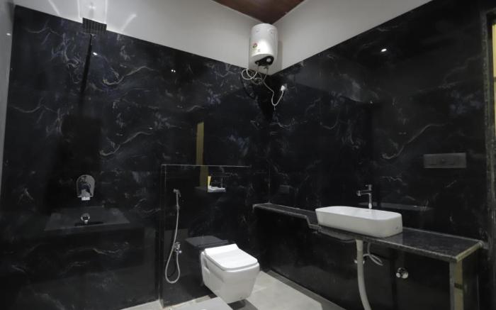 Golden Glow - Luxury 1BHK Penthouse with Bathtub